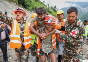 Rescatan a 2 trabajadores de túnel de central hidroeléctrica 9 días después de inundaciones en Nepal