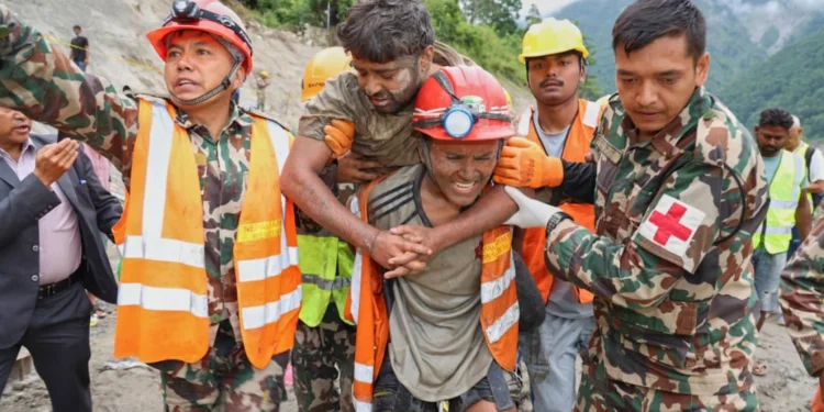 Rescatan a 2 trabajadores de túnel de central hidroeléctrica 9 días después de inundaciones en Nepal