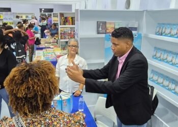 Feria del Libro logra acogida popular; García Cartagena analizó obra de Mármol