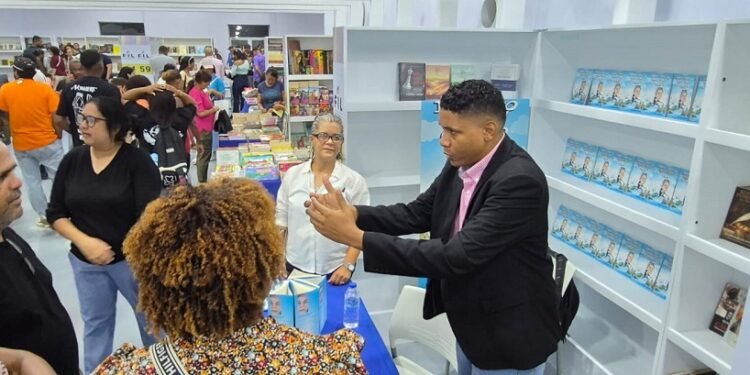 Feria del Libro logra acogida popular; García Cartagena analizó obra de Mármol