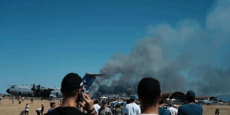 Un avión militar de Grecia se estrella durante una exhibición aérea