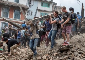 Nepal, bajo agua y dolor: muertos por inundaciones superan los 1,000