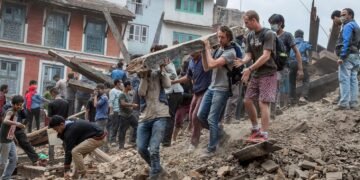 Nepal, bajo agua y  dolor: muertos por inundaciones superan los 1,000