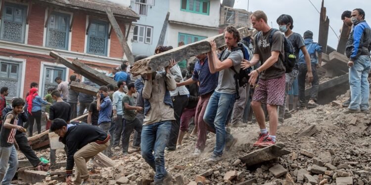 Nepal, bajo agua y  dolor: muertos por inundaciones superan los 1,000