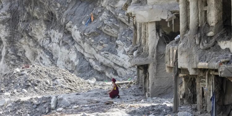 Nepal necesita más de 4.700 millones para reconstrucción del país tras riada, según sus cálculos