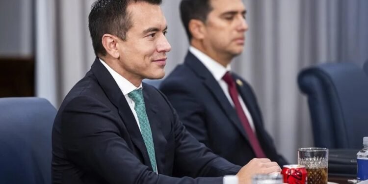 Noboa defiende ataques de EE.UU. contra barcos pesqueros señalados por narcotráfico