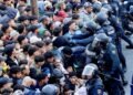 Tensión durante traslado de migrantes desde playas de Ceuta al centro temporal del puerto