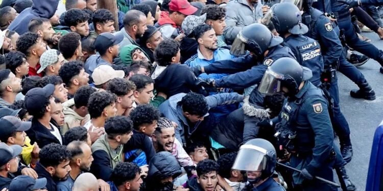 Tensión durante traslado de migrantes desde playas de Ceuta al centro temporal del puerto