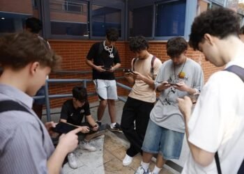 México limita el uso de celulares en escuelas durante horario de clases