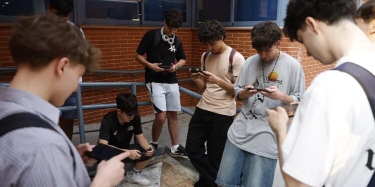 México limita el uso de celulares en escuelas durante horario de clases