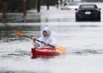 Tormenta azota el noreste de EEUU, causando inundaciones costeras, cortes de luz y al menos 1 muerte