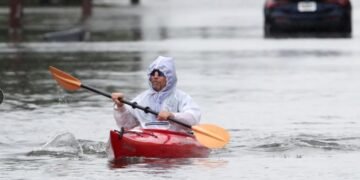 Tormenta azota el noreste de EEUU, causando inundaciones costeras, cortes de luz y al menos 1 muerte