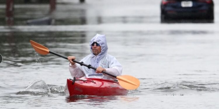Tormenta azota el noreste de EEUU, causando inundaciones costeras, cortes de luz y al menos 1 muerte
