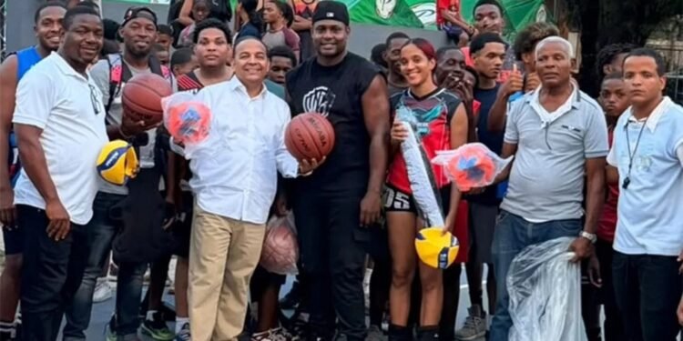Ludwig Álvarez entrega de uniformes y utilería en San José de Mendoza