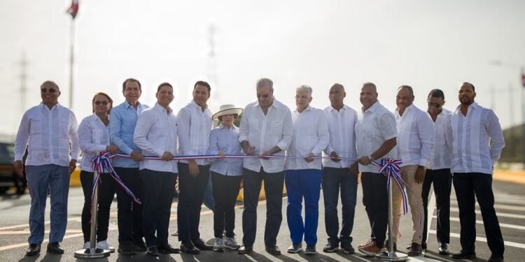 Abinader inaugura en Matanzas nuevo puente sobre el río Galeón y asfaltado de calles en Peravia