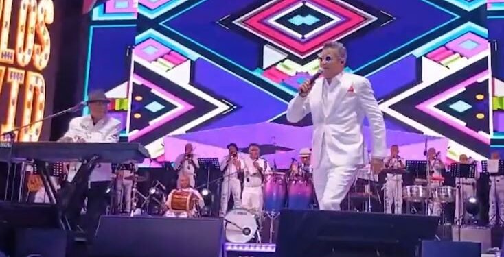 Ramón Orlando celebra 50 años de carrera con un Estadio Olímpico que se tiende a sus pies