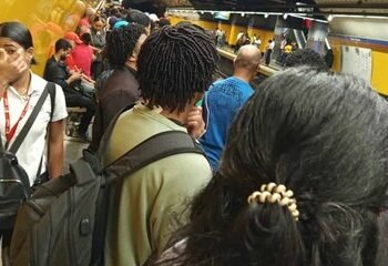 Caos en el Metro: Nueva avería en Línea 2 deja varados a cientos en plena lluvia