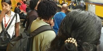 Caos en el Metro: Nueva avería en Línea 2 deja varados a cientos en plena lluvia