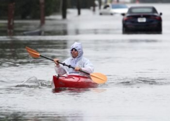 Tormenta causa inundaciones y deja a miles de personas sin electricidad en noreste de EEUU
