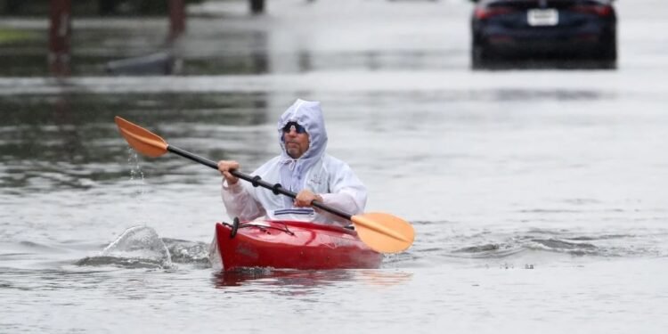Tormenta causa inundaciones y deja a miles de personas sin electricidad en noreste de EEUU
