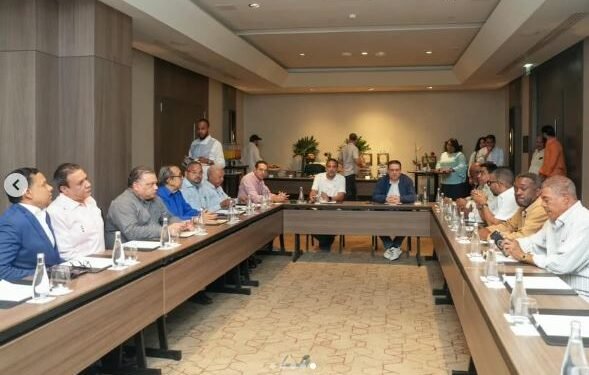 Ministro de Industria y Comercio se reúne este sábado con dirigentes choferiles