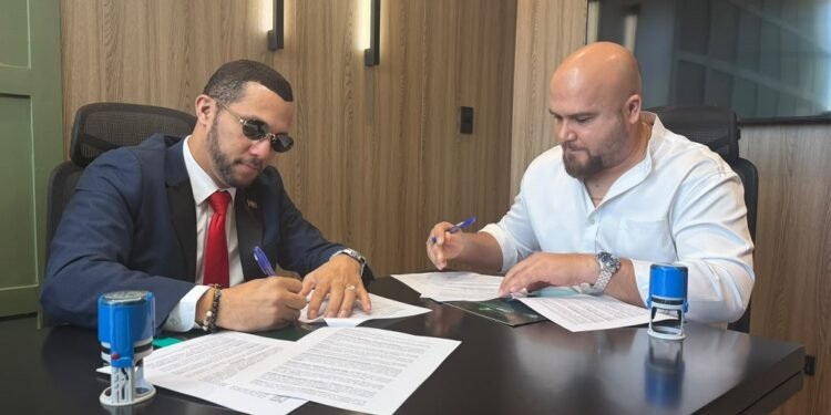 APRATELMEPE y Coopprospera firman alianza para fortalecer la formación de los comunicadores de Espaillat