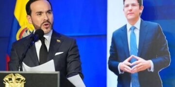 Fotografía cedida por la Presidencia de Colombia que muestra al mandatario colombiano, Abelardo de la Espriella, hablando junto a una imagen del asesinado senador colombiano Miguel Uribe Turbay. EFE/ Presidencia de Colombia