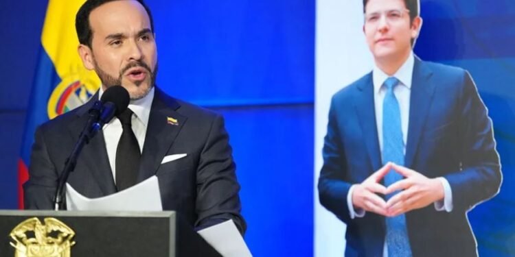 Fotografía cedida por la Presidencia de Colombia que muestra al mandatario colombiano, Abelardo de la Espriella, hablando junto a una imagen del asesinado senador colombiano Miguel Uribe Turbay. EFE/ Presidencia de Colombia