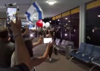 Inhabilitan copiloto de FlyDubai que casi provocó un accidente aéreo