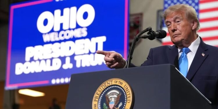 Trump anuncia pagos de 90 dólares para personas mayores con Medicare