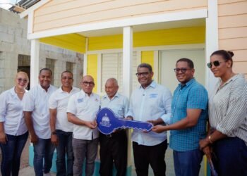Propeep entrega dos viviendas a familias pobres en Sánchez, Samaná