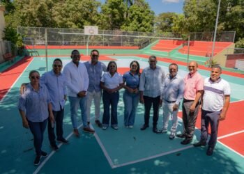 Robert Polanco supervisa obras y entrega canchas en Elías Piña y San Juan
