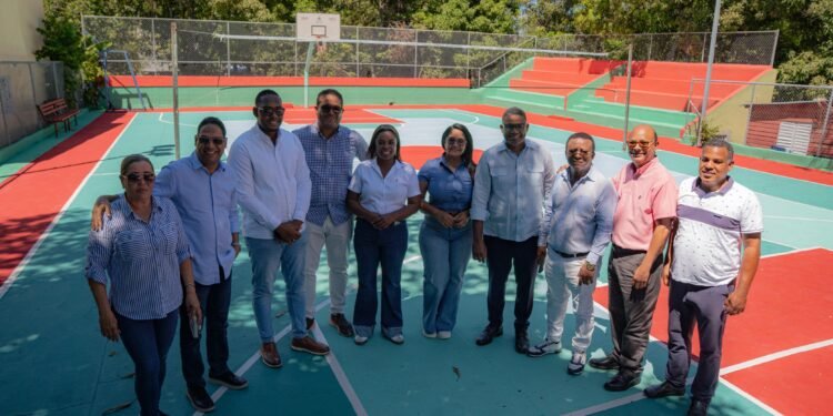 Robert Polanco supervisa obras y entrega canchas en Elías Piña y San Juan
