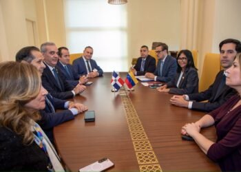 Abinader y Delcy Rodríguez abordan cooperación energética, relaciones consulares y turismo en Roma, Italia