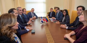Abinader y Delcy Rodríguez abordan cooperación energética, relaciones consulares y turismo en Roma, Italia