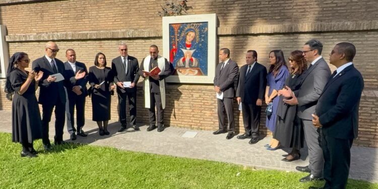 Abinader pide al pueblo dominicano orar por la salud del papa León XIV desde El Vaticano
