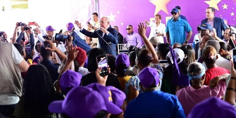 Masiva juramentación de nuevos miembros en el PLD en Jarabacoa, La Vega