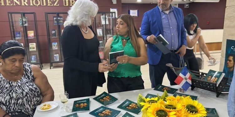 Dajelis Rodríguez relanza en RD su libro de poesía “Catarsis: Huellas del Amor”