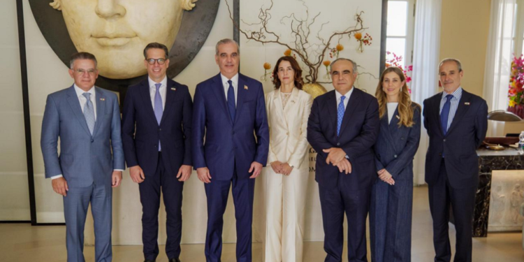 Abinader llama a empresarios italianos a invertir en República Dominicana