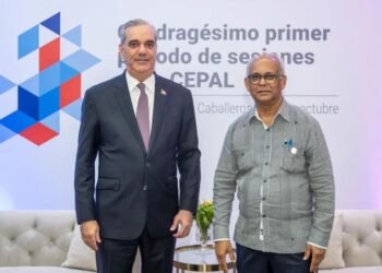 Fotografía cedida por la Presidencia de República Dominicana que muestra a su mandatario, Luis Abinader, posando junto al secretario general de la Organización de Estados Americanos (OEA), Albert Ramdin, durante una reunión en la jornada inaugural del 41º periodo de sesiones de la Comisión Económica para América Latina y el Caribe (Cepal) este miércoles, en Santiago de los Caballeros (República Dominicana). EFE/ Presidencia de República Dominicana