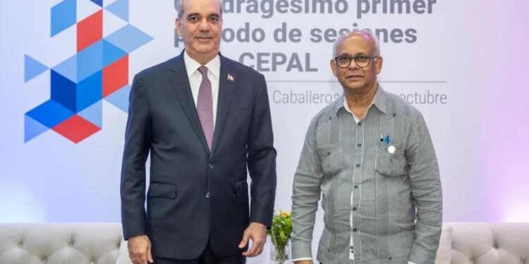 Fotografía cedida por la Presidencia de República Dominicana que muestra a su mandatario, Luis Abinader, posando junto al secretario general de la Organización de Estados Americanos (OEA), Albert Ramdin, durante una reunión en la jornada inaugural del 41º periodo de sesiones de la Comisión Económica para América Latina y el Caribe (Cepal) este miércoles, en Santiago de los Caballeros (República Dominicana). EFE/ Presidencia de República Dominicana