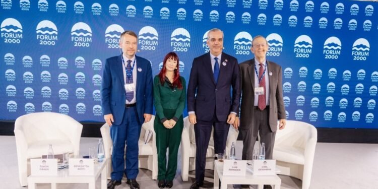 Abinader destaca en Praga avances democráticos de la República Dominicana