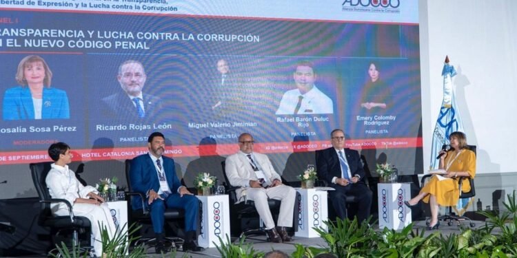 Panelistas en seminario de ADOCCO destacan avances del Código Penal contra la corrupción