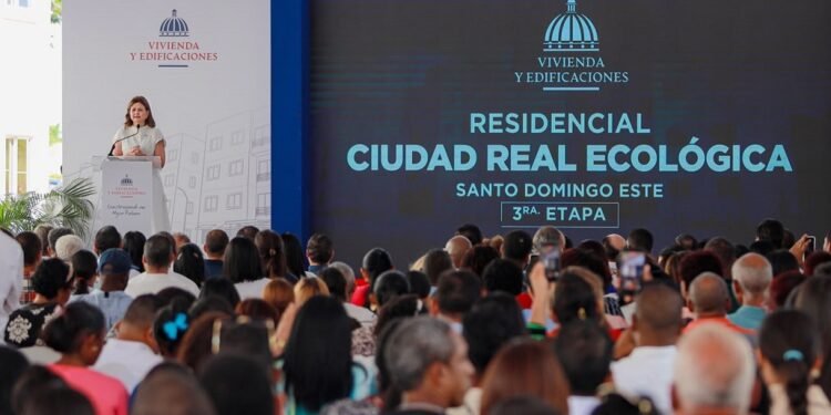 Raquel Peña entrega 836 apartamentos e inaugura escuela para 945 estudiantes en Santo Domingo Este