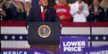 Video: Trump se burla de manifestante que lo interrumpió durante un mitin electoral en Ohio