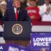 Video: Trump se burla de manifestante que lo interrumpió durante un mitin electoral en Ohio