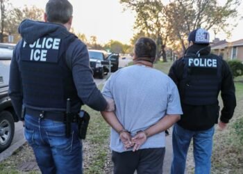 Trump ha deportado a casi un millón de personas, entre ellas dominicanos; ICE planea aumentar arrestos y deportaciones