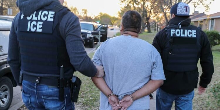 Trump ha deportado a casi un millón de personas, entre ellas dominicanos; ICE planea aumentar arrestos y deportaciones