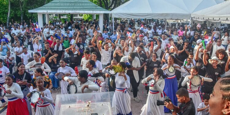 Miles se unen a quinta Caminata Cristiano-Patriótica por Día Nacional de la Biblia