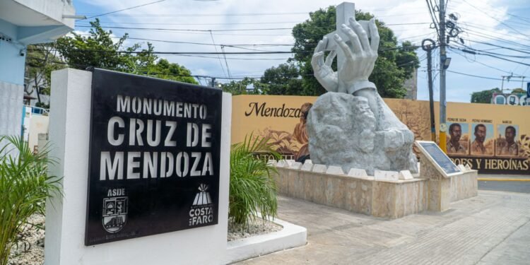 Dío Astacio inaugura renovado monumento de la Cruz de Mendoza en SDE